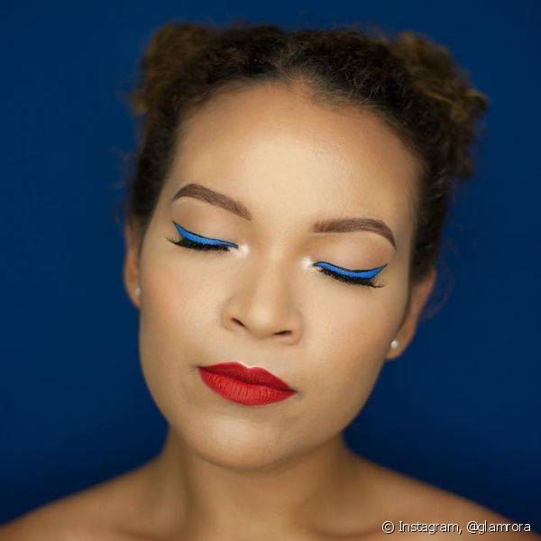 O delineado azul combina com todos os tons de pele (Foto: Instagram @glamrora)